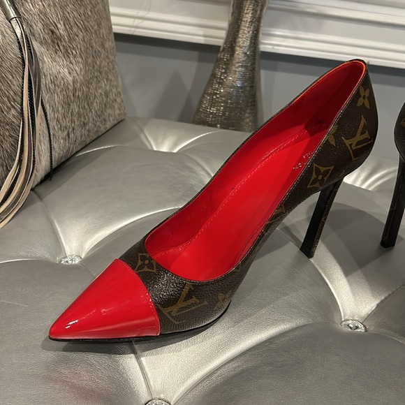 Louis Vuitton monogrammed pump with red patent toe. - Picture 2 of 5